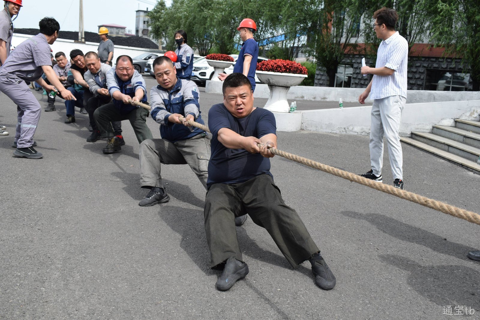 凝“绳”聚力 激情开拔|通宝tb第一届“团结杯”拔河比赛圆满收官(图3)